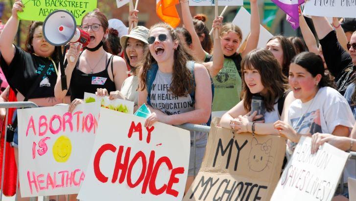 墮胎問題備受爭議。圖為在今年5月，一群人士在渥太華的國會山參加集會，並拿著「自己有選擇權」等標語牌。加通社資料圖片