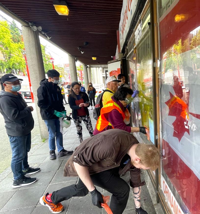 超过20名义工及居民自发清理中山公园一带的涂鸦