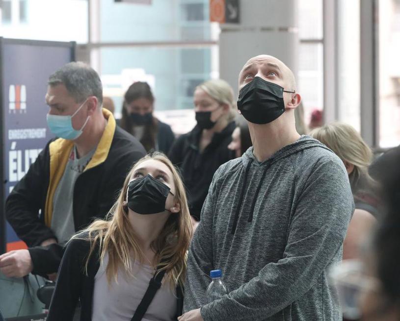 旅客乘搭飞机仍要戴口罩。星报资料图片
