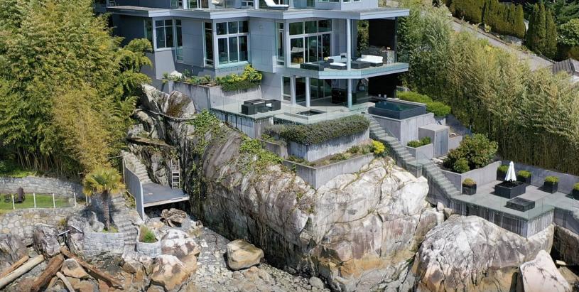 西温哥华一间建于岩石上的超级豪宅，于2014年建成。苏富比国际地产公司
