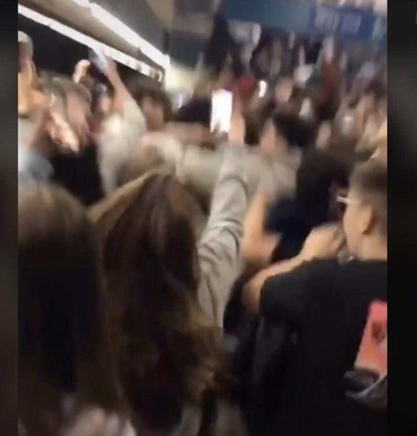 视频显示，这群人在耶鲁镇天车站聚会，所有人跟随音乐跳舞。TikTok