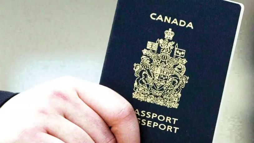温哥华女子惠特尼到爱民顿办护照躲避排队。资料图片