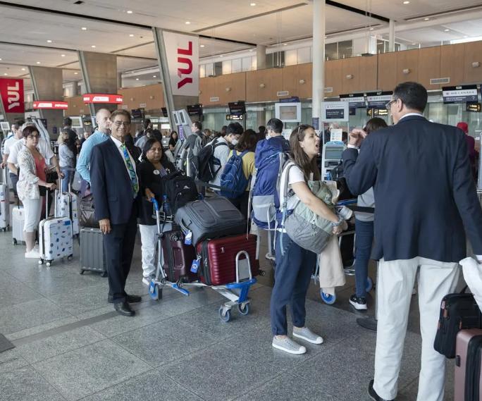 最近，加拿大主要機場出現旅客大排長龍及有航班延誤問題。圖為滿地可杜魯多機場。加通社資料圖片