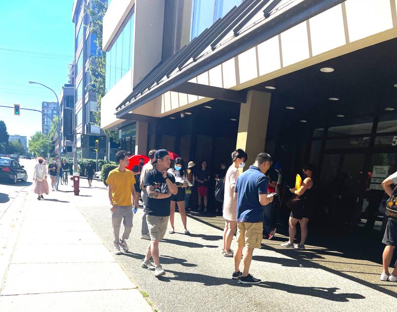 周三（17日）在列治文加拿大服務局辦理護照的市民，在暴曬下排隊等候。星島記者王弘樹攝