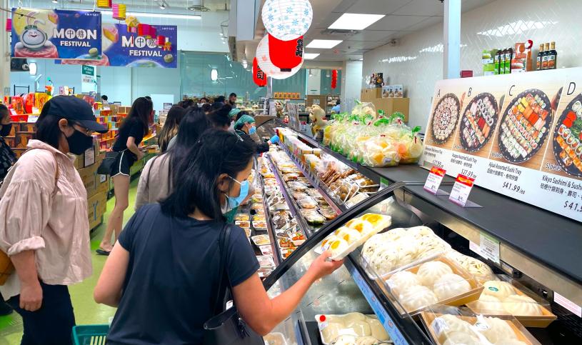 市民纷纷抢购超市傍晚出售的减价熟食。星岛记者王弘树摄