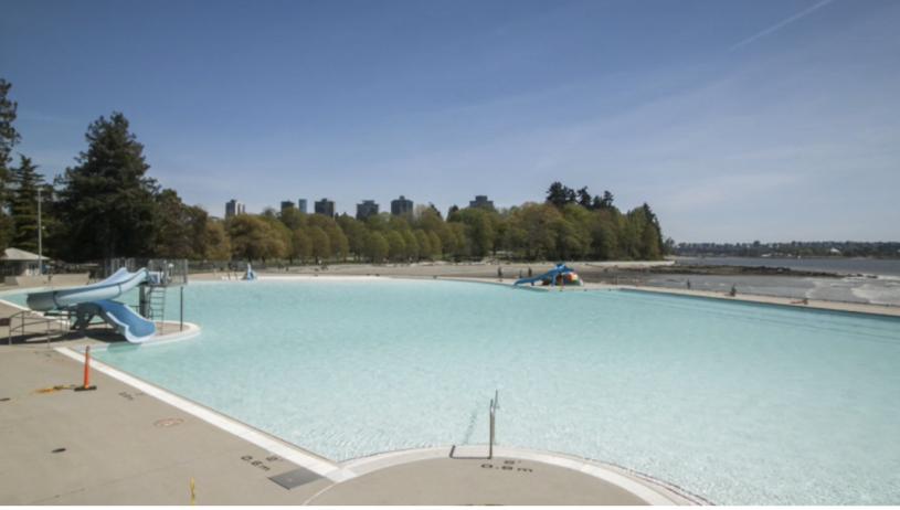 由於人手短缺，第二海灘游泳池被迫縮短運營時間。   溫哥華公園局圖片