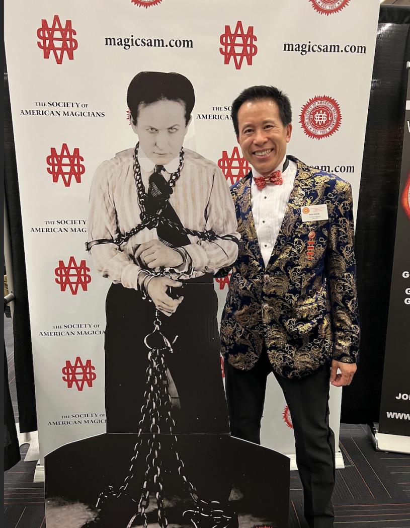 周百忠成為首位擔任美國魔術師協會主席的華裔。     美國魔術師協會