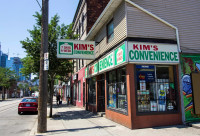 多倫多電視劇地標「Kim’s」便利店  全棟建築390萬叫賣
