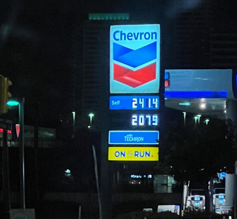 低陆平原今早油价达到了2.41元，司机崩溃。randaljuul/Reddit