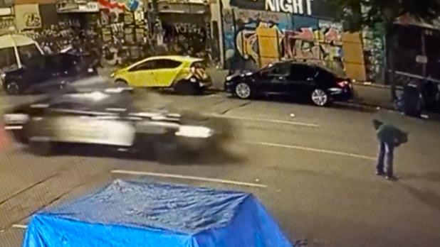 視頻中可見飛馳的警車撞向一名路人。視頻截圖
