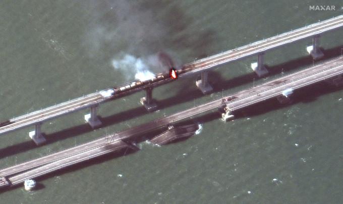 衞星圖像顯示克里米亞大橋上周六發生爆炸，列車着火。AP