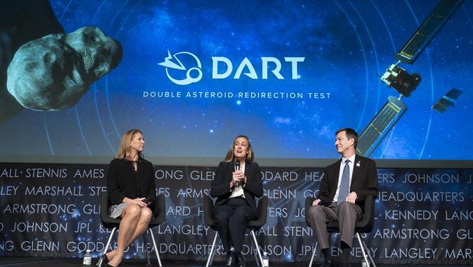 NASA行星科學部主任Lori Glaze（左）、約翰霍普金斯應用物理實驗室 DART 協調負責人 Nancy Chabot 和 DART 項目科學家 Tom Statler 周二在 NASA 總部就DART計畫發表講話。AP