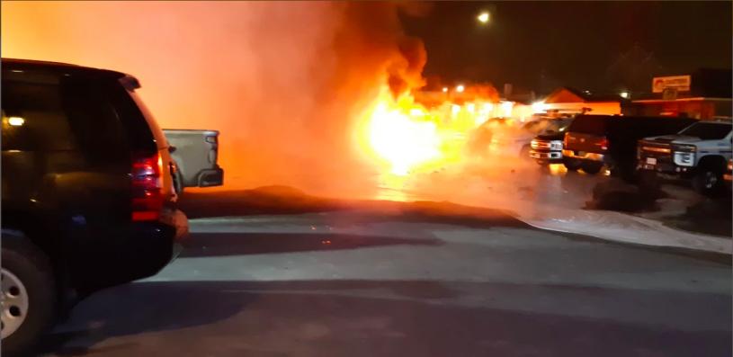 ■卑诗西史密瑟斯镇一停车场内，8辆公用车辆疑遭“有针对性的袭击”而焚毁。CM提供
