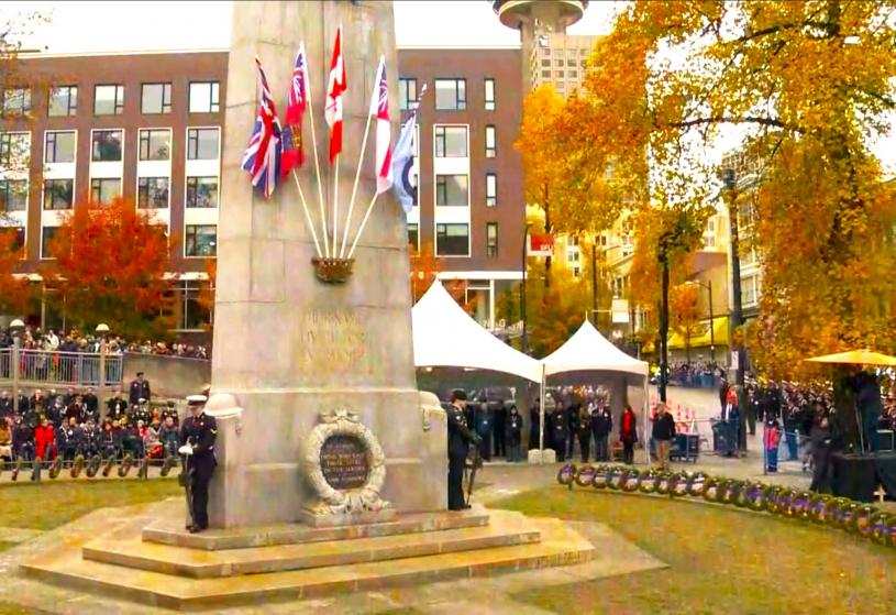 温哥华市中心胜利广场有数千人参加国殇日纪念活动。CBC视频直播截图