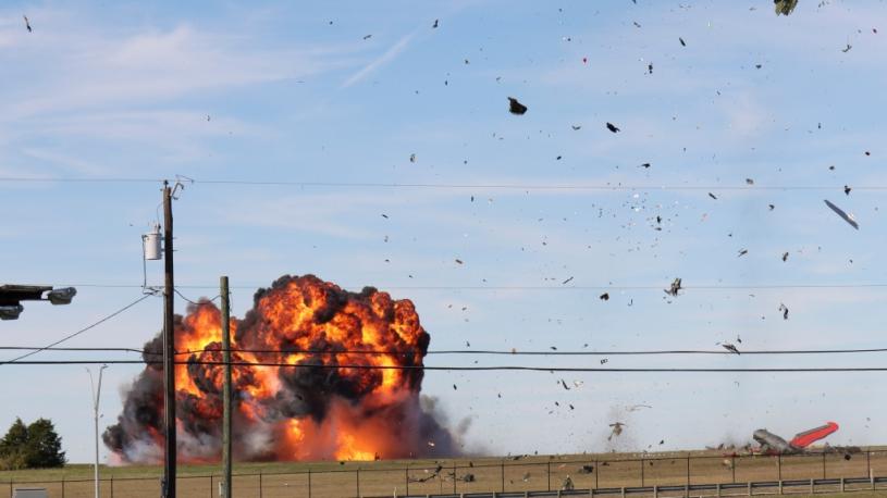 两架飞机相撞后引发大火球。美联社图