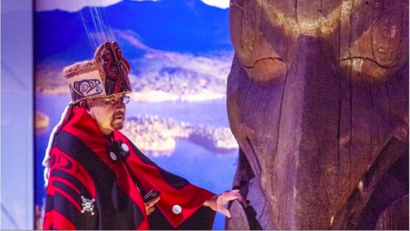 ■尼斯加原住民酋長史蒂芬斯觸摸Ni'isjoohl紀念柱。  	CBC視頻截圖/蘇格蘭國家博物館
