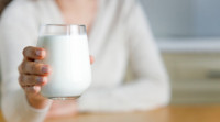 补钙｜钙质不足可致骨质疏松 营养师揭1款食物比全脂牛奶更高钙