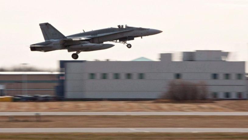 2014年10月21日，一架在亞省冷湖起飛的CF-18大黃蜂戰鬥攻擊機。		加通社資料圖片
