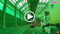 (視頻)車CAM直擊│屯門公路貨櫃車猛撼前車飛甩金屬板 網民：「發緊夢」