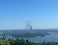 【有片】温哥华西区浓烟滚滚  疑渥列治建筑工地发生火灾