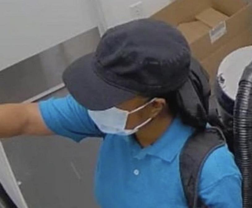 ■ 在2021年的一系列ATM盜竊案發生後，監控視頻捕捉到這名女嫌疑人身穿藍色有領襯衫、深色■ 褲子、醫用口罩、乳膠手套和深色球帽。			警方圖片
