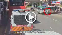 (視頻)有片｜葵涌中年漢落巴士後過馬路 捱小巴撞飛彈數米 頭部重創送院