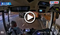 (視頻)熟手老伯潛入巴士 拐杖挑走車長背囊 得手後施然離去｜車Cam直擊