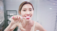 刷牙愈多泡就愈干净？医生揭4大错误迷思 太多牙膏会伤牙