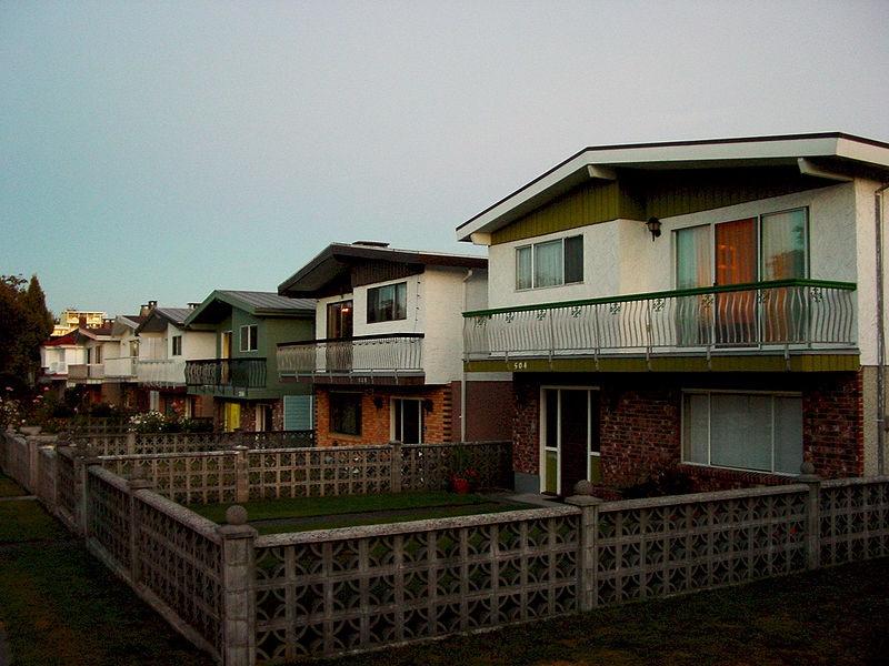 ■ 興起於1960年代的Vancouver Special，提供四四方方的標準住房。維基百科