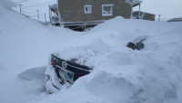 【多图】加拿大努纳伏居民一觉醒来  发现自己家被大雪活埋了