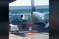 【有片】崩溃！飞机起飞了  加航女乘客的行李箱仍留在停机坪上