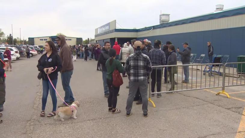 大批灾民在圣约翰堡的紧急接待中心外排队 (图 : CBC)