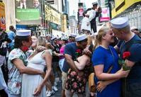 紐約數百男女重演「勝利日之吻」