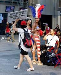 紐約擬取締時報廣場裸女拍照