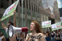纽约无上装游行争取裸胸权　