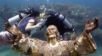 深海基督像旁行水底婚禮