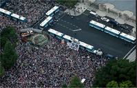 反安保法示威 　东京10万人围国会及首相府
