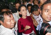 缅甸大选开始　昂山投票选民高呼胜利