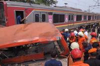 印尼小巴衝路口撼火車13死6傷