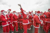 马德里逾万圣诞老人赛跑打破世界纪录