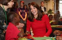 凱特紅衣循環著　與病童打非洲鼓　