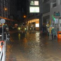 波斯富街爆鹹水管　路面水浸