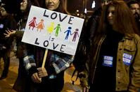 希腊通过“同性伴侣关系”合法化　　