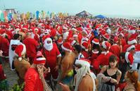 佛州數百名聖誕老人滑浪