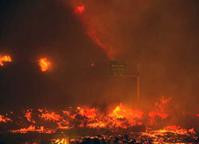 美国南加州山火 　2消防员伤