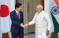 安倍访印度晤莫迪　双方签订高铁合作协议