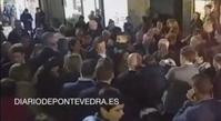 西班牙首相拉票时遭青年挥拳打伤脸部