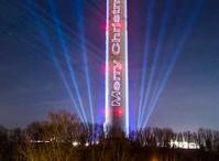 德国高塔变身巨型蜡烛贺圣诞