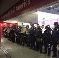 美500黑人抗议警察滥权堵塞商场