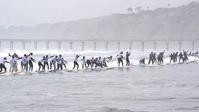 南加州逾百人同时滑浪　图破世界纪录失败